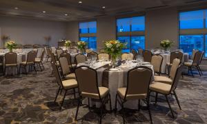 una sala de conferencias con mesas y sillas con flores. en Hilton Garden Inn Philadelphia Center City, en Filadelfia