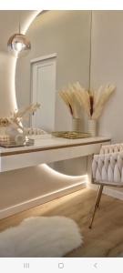 Habitación blanca con espejo y silla en Heritage care hotel en Split