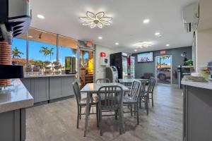 un restaurante con mesa y sillas en una cocina en Quality Inn & Suites Airport-Cruise Port Hollywood, en Hollywood