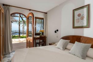 a bedroom with a bed and a view of the ocean at Hotel Il Girasole in Anacapri