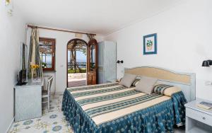 a bedroom with a large bed in a room at Hotel Il Girasole in Anacapri
