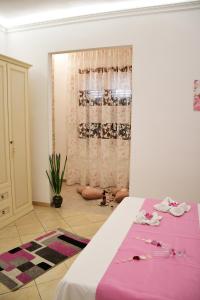 Zimmer mit einem Bett und einem Fenster mit Kleidung in der Unterkunft B&B Le Ortensie in San Vito lo Capo