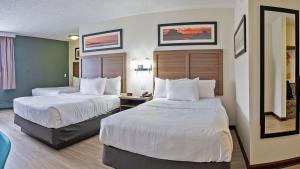 A bed or beds in a room at Quality Inn Milan-Sandusky