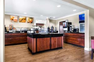 uma cozinha com armários de madeira e uma bancada em Comfort Inn East em Evansville
