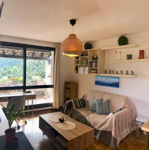 uma sala de estar com um sofá e uma mesa em T2 terrasse spacieuse belle vue résidence avec piscine em La Croix-Valmer
