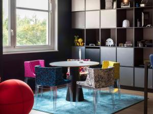 - une salle à manger avec une table et des chaises dans l'établissement ibis Styles Lyon Bron Eurexpo, à Bron