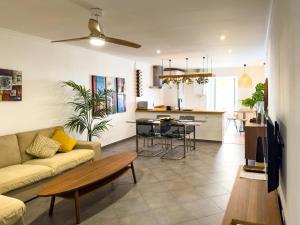 un soggiorno con un divano e un tavolo di La Primera de Occidente a Cadice