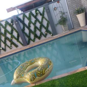 une piscine avec un bretzel dans l'eau dans l'établissement Rondebosch East Garlandale STRICTLY HALAAL, fresh garden cottage, au Cap