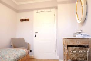 een slaapkamer met een witte deur en een stoel bij Harmony House in Handewitt