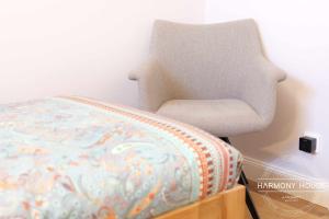 um quarto com uma cama, uma cadeira e uma almofada em Harmony House em Handewitt