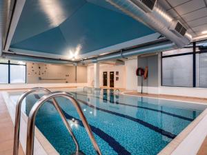 een groot zwembad met een groot plafond bij Mercure Nottingham Sherwood in Nottingham