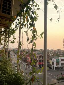 Ðông Hà的住宿－Khách sạn HOÀ BÌNH QUẢNG TRỊ，从大楼欣赏到城市街道的景色