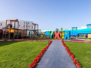 einen Gehweg durch einen Park mit Spielplatz in der Unterkunft Rixos Radamis Sharm El Sheikh in Sharm El Sheikh