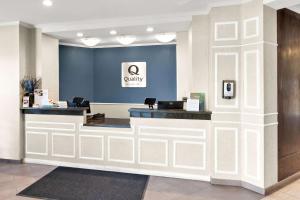 een lobby van een tandheelkundig kantoor met een balie bij Quality Inn & Suites in Big Spring