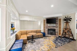 sala de estar con sofá y chimenea en Quality Inn & Suites, en Big Spring