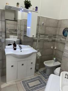 ein Bad mit einem Waschbecken und einem WC in der Unterkunft Monolocale Rosy 2 in Porto