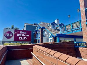 une maison avec un panneau indiquant le meilleur Western plus dans l'établissement Best Western Plus Dana Point Inn-by-the-Sea, à Dana Point