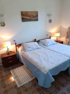 sypialnia z dużym łóżkiem i 2 lampami w obiekcie BEAUTIFUL APARTMENT COSTA BLANCA PRIVATE POOL! w mieście Oliva