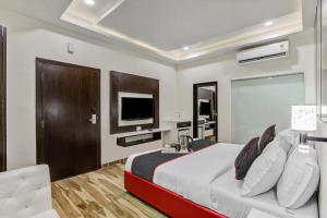Habitación de hotel con cama y TV en Hotel Park Seven Near Delhi International Airport en Nueva Delhi