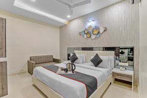 una habitación de hotel con una cama grande y una silla en Hotel Park Seven Near Delhi International Airport en Nueva Delhi
