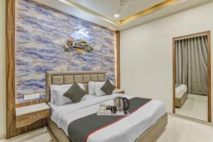 1 dormitorio con 1 cama con una pintura en la pared en Hotel Park Seven Near Delhi International Airport en Nueva Delhi
