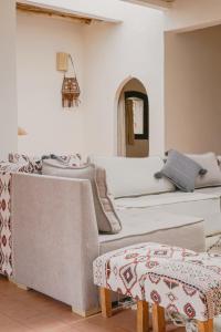 salon z 2 łóżkami i kanapą w obiekcie EdenAtlas w mieście Amizmiz