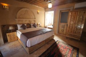 um quarto com uma cama grande num quarto em Milagro of Cappadocia em Üçhisar
