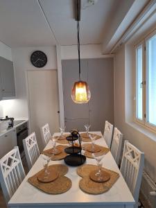 uma sala de jantar com uma mesa com copos de vinho em Ratalinna - free WiFi em Pori