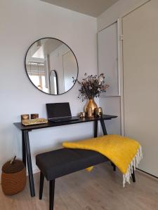 einen Schreibtisch mit Laptop und Spiegel in der Unterkunft Ratalinna - free WiFi in Pori