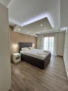 um quarto com uma cama grande e uma janela em GuestHouse Moco Forest em Ulcinj