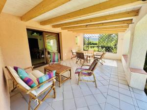 un patio con sillas, mesa y mesa en Villa Palma, en Baja Sardinia