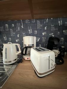 two toasters sitting on a counter in a kitchen at Le coup de c’Heurt duplex 100m de la mer 8 personnes in Le Portel