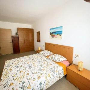 ein Schlafzimmer mit einem Bett, einer Kommode und einem Bett sidx sidx sidx sidx sidx in der Unterkunft Djadsal Moradias in Santa Maria