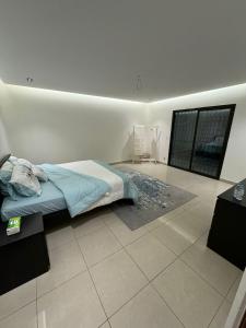 - une chambre avec un lit au milieu d'une pièce dans l'établissement Elegant Studio, à Al Fanātīr