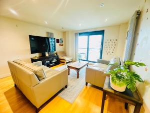 Seating area sa Modern 2bed 2bath apartment Canary Wharf - upto 5 person