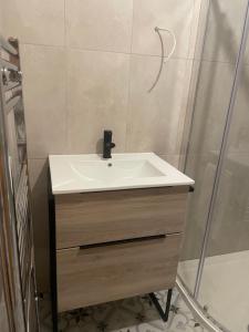 een badkamer met een wastafel en een douche bij Wards in Ballina