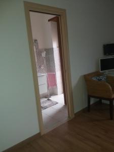 una puerta que da a una sala de estar con espejo en OLEANDRI SUITE B&B, en Aprilia