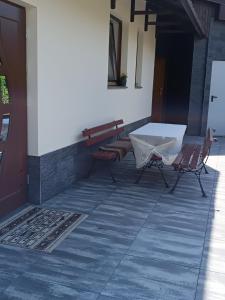 een tafel en 2 stoelen op een patio bij Staś-przy szkole nr3 w Skawie in Skawa
