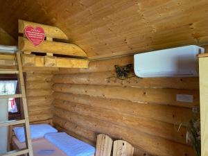 Camp PACHO emeletes ágyai egy szobában