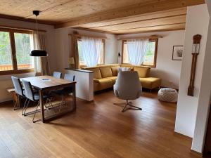 a living room with a couch and a table at Ferienwohnung Crameri in Klosters