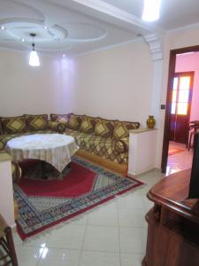 uma sala de estar com um sofá e uma mesa em Casa Mogador em Essaouira