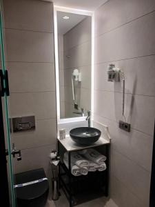 La salle de bains est pourvue d'un lavabo et d'un miroir. dans l'établissement Theodosius Hotel, à Istanbul