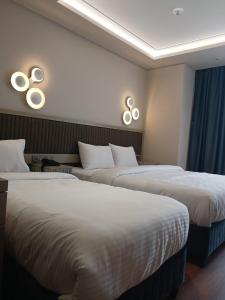 Postel nebo postele na pokoji v ubytování Theodosius Hotel