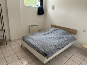 מיטה או מיטות בחדר ב-Spacieuse maison avec garage 5 mins valenciennes