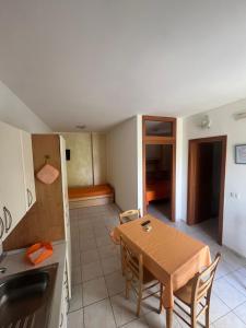 Кухня или мини-кухня в Villa Angela case vacanza
