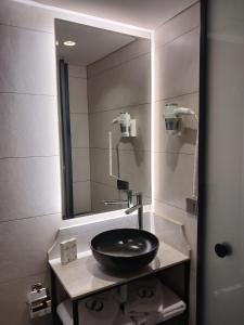 La salle de bains est pourvue d'un lavabo et d'un miroir. dans l'établissement Theodosius Hotel, à Istanbul