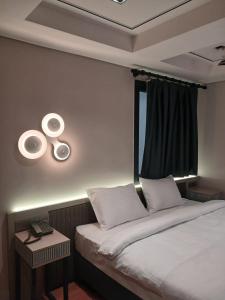 Postel nebo postele na pokoji v ubytování Theodosius Hotel