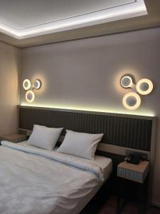 Postel nebo postele na pokoji v ubytování Theodosius Hotel