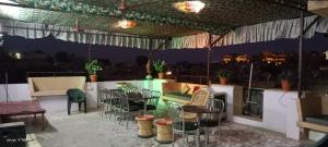 eine Terrasse mit einem Tisch und Stühlen auf dem Dach in der Unterkunft Hotel Abhinav Jaisalmer in Jaisalmer