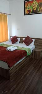 ein Schlafzimmer mit einem Bett mit zwei Handtüchern darauf in der Unterkunft Hotel Abhinav Jaisalmer in Jaisalmer